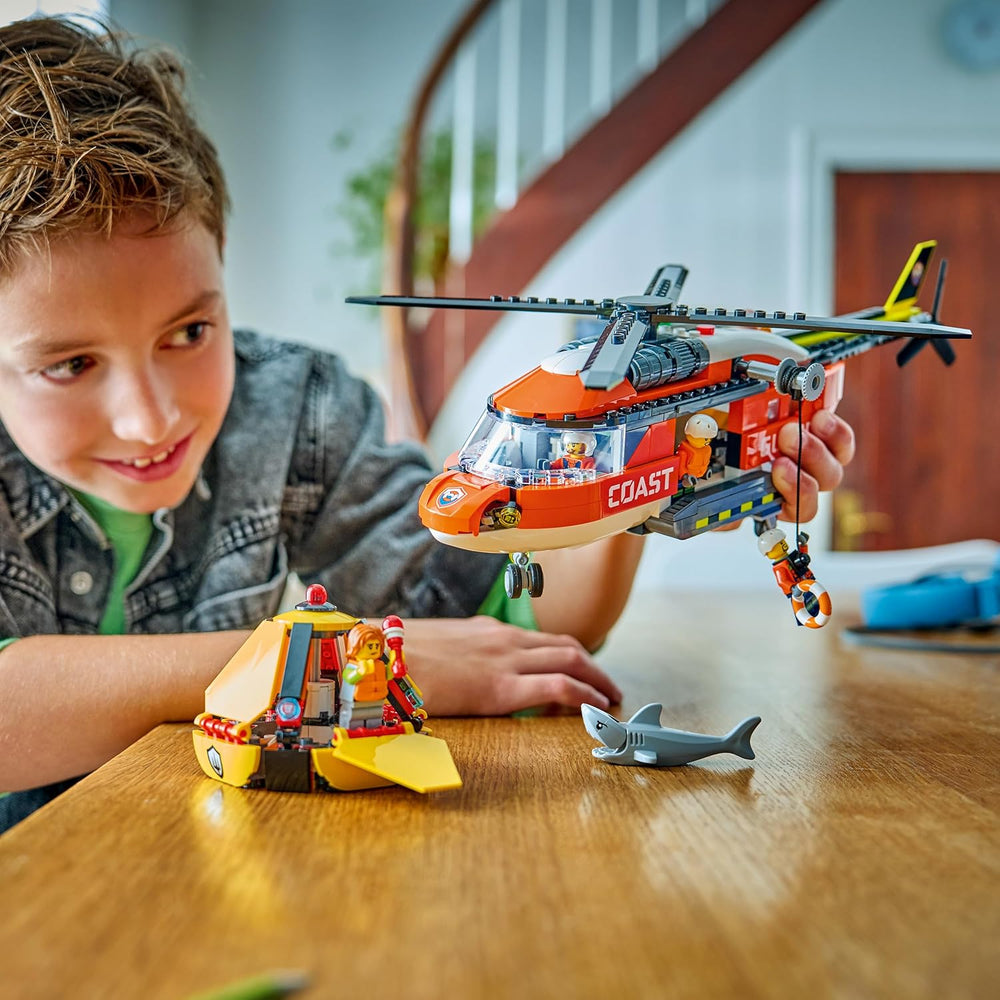 LEGO City Hubschrauber der Küstenwache - Spielzeug Einsatzfahrzeug - Modellbau mit Schiebetüren, Winche, 4 Minifiguren und Hai Figur - Geburtstagschenken für Jungen ab 7 Jahren - 60503