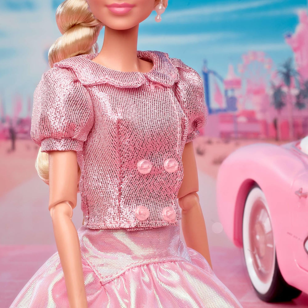 Barbie Le film basé sur le film Margot Robbie en tant que figurine de collection Barbie en chemisier rose et jupe en tulle avec coiffure stylisée et bijoux assortis JBJ53