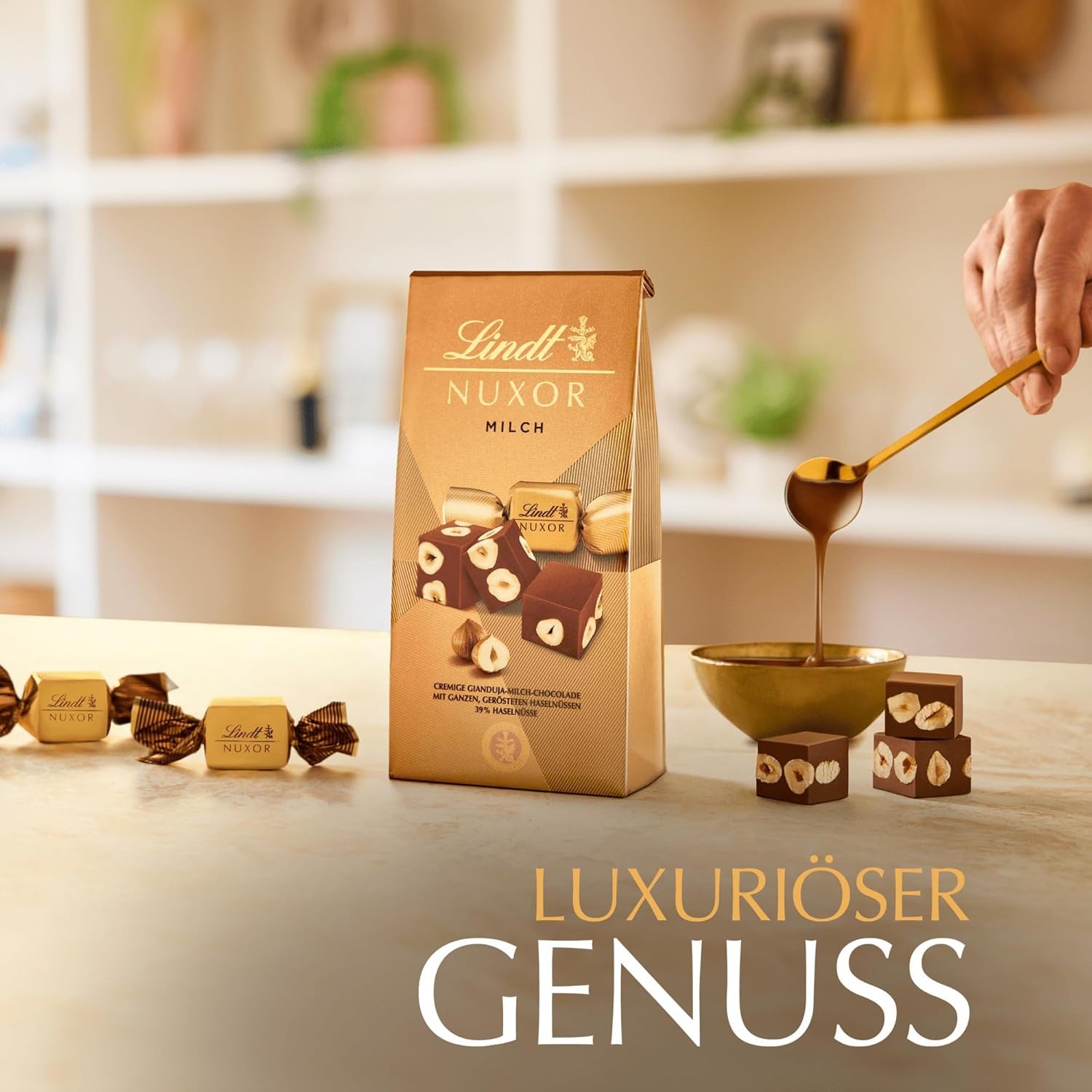 Chocolat Lindt | Sachet de chocolat au lait NUXOR | 103g | Cubes de chocolat au lait crémeux au Gianduja et noisettes grillées | Cadeau chocolat