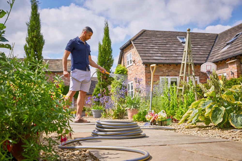 Tuyau HOZELOCK - Ultramax 12,5 mm x 30 m, jusqu'à 70 % de PVC recyclé, robuste, résistant aux intempéries, anti-torsion, résistant à la flexion et à l'écrasement, gris