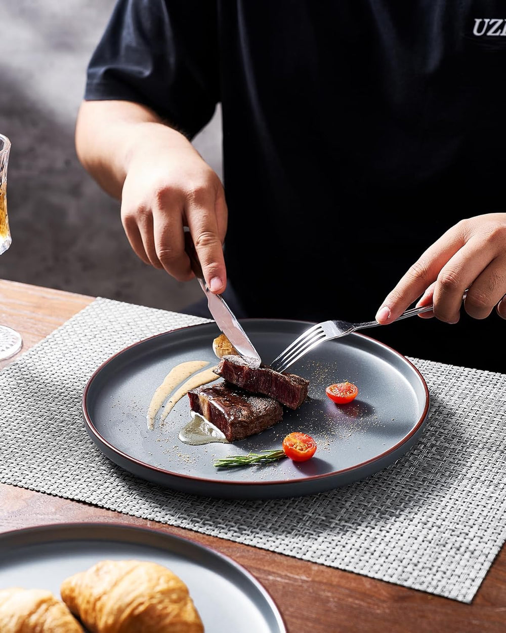 Service de table Mercury, service de table 12 pièces, service de table en grès pour 4 personnes avec assiettes plates, assiettes à dessert, bols à céréales, passe au micro-ondes et au lave-vaisselle, gris anthracite