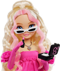 Poupée et accessoires Barbie Dream Besties, parfaite poupée Barbie Malibu avec cheveux blonds clairs, 11 pièces pour le maquillage et les cheveux à thème, HYC21