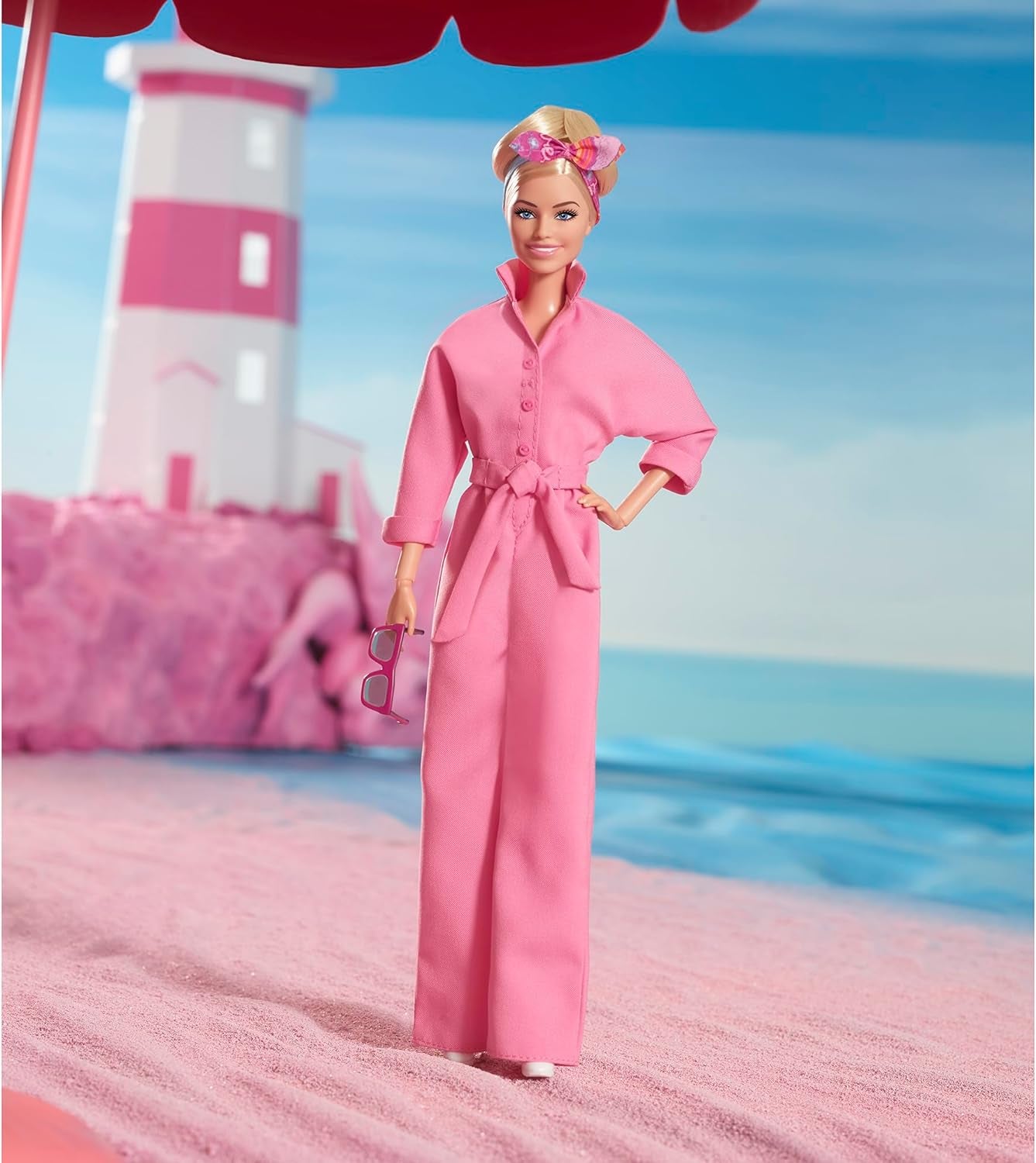 BARBIE LE FILM Margot Robbie - Poupée avec combinaison Kaugummi-Rosa, Messy Updo, Sonnenbrille, Kopftuch, Wedge-Sneakers, Sammlerverpackung, pour enfants à partir de 3 ans, HRF29