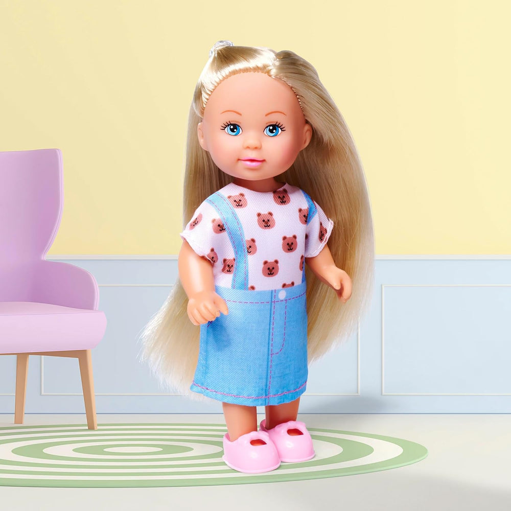 Poupée mannequin Simba Evi Love portant une jolie robe en jean, comprenant deux autres tenues avec d'adorables imprimés et des baskets, 12 cm, à partir de 3 ans