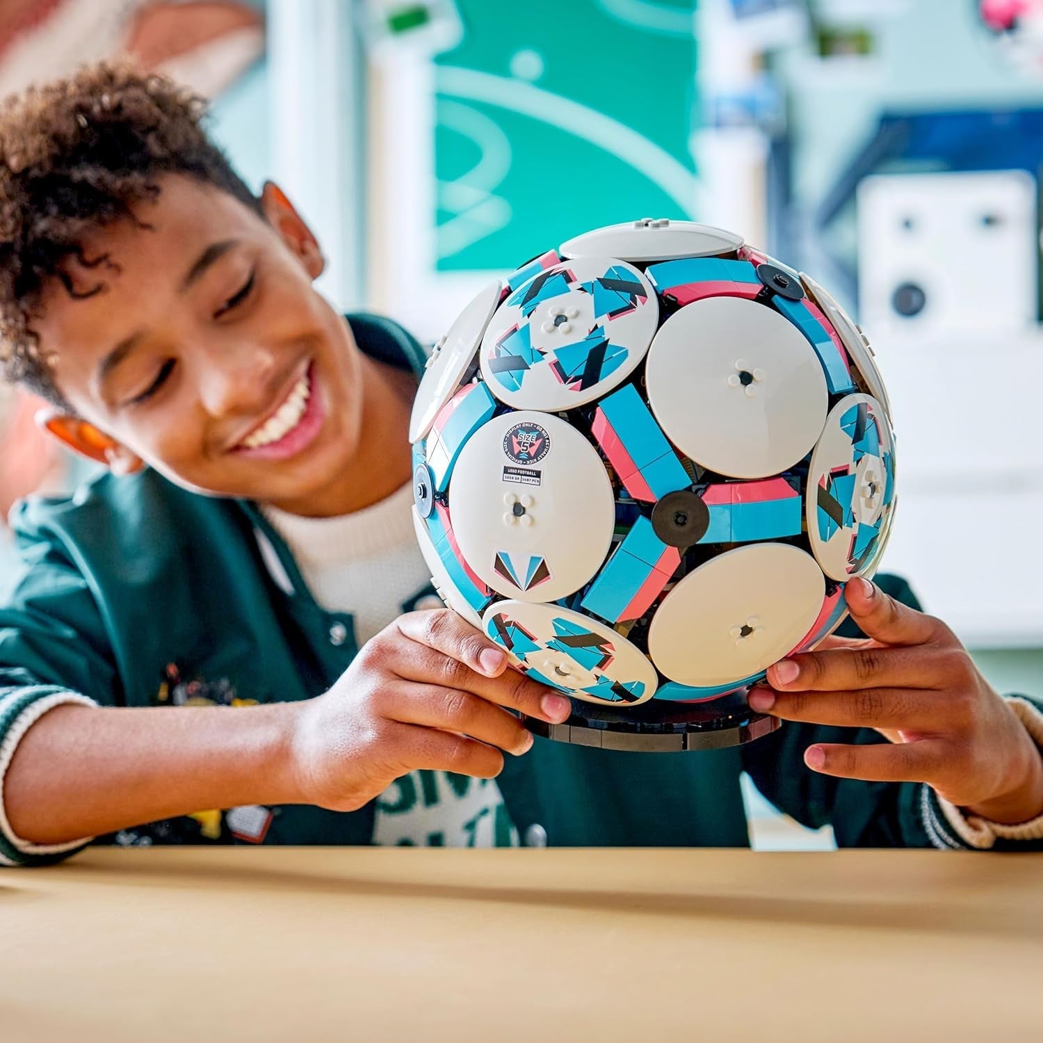 LEGO Editions Fußball Spielzeug - 3D Modellbau mit interaktivem Miniaturstadion - Geburtstagsgeschenk für Jungen & Mädchen ab 10 Jahren oder Geschenk zum Vatertag - 43019