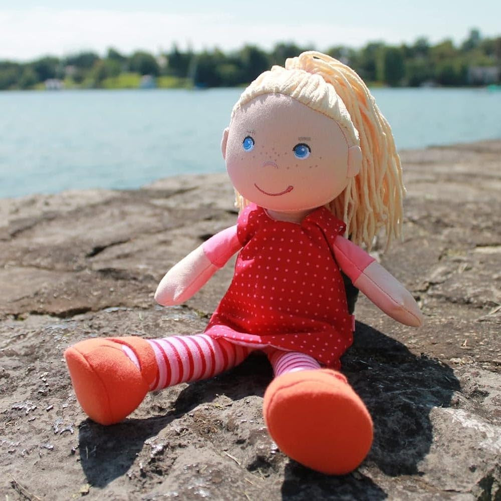 HABA 302108 - Poupée Annelie, poupée en tissu avec vêtements et cheveux, 30 cm, jouet à partir de 18 mois, rouge Poupées Naty Shop