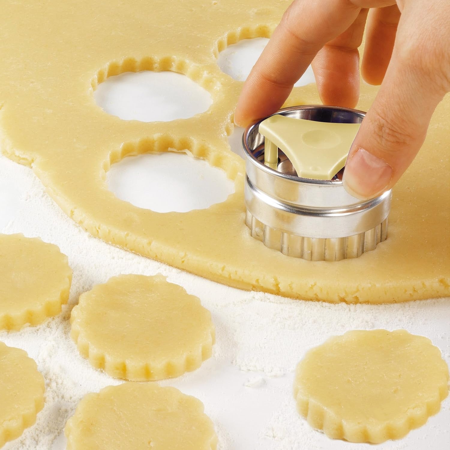 Zenker PATISSERIE Moules à Biscuits pour Biscuits et Biscuits, Moules à Biscuits Motif Linzer, Quantité: 1 x Ensemble de Moules à Biscuits, 4 Pièces, Argent