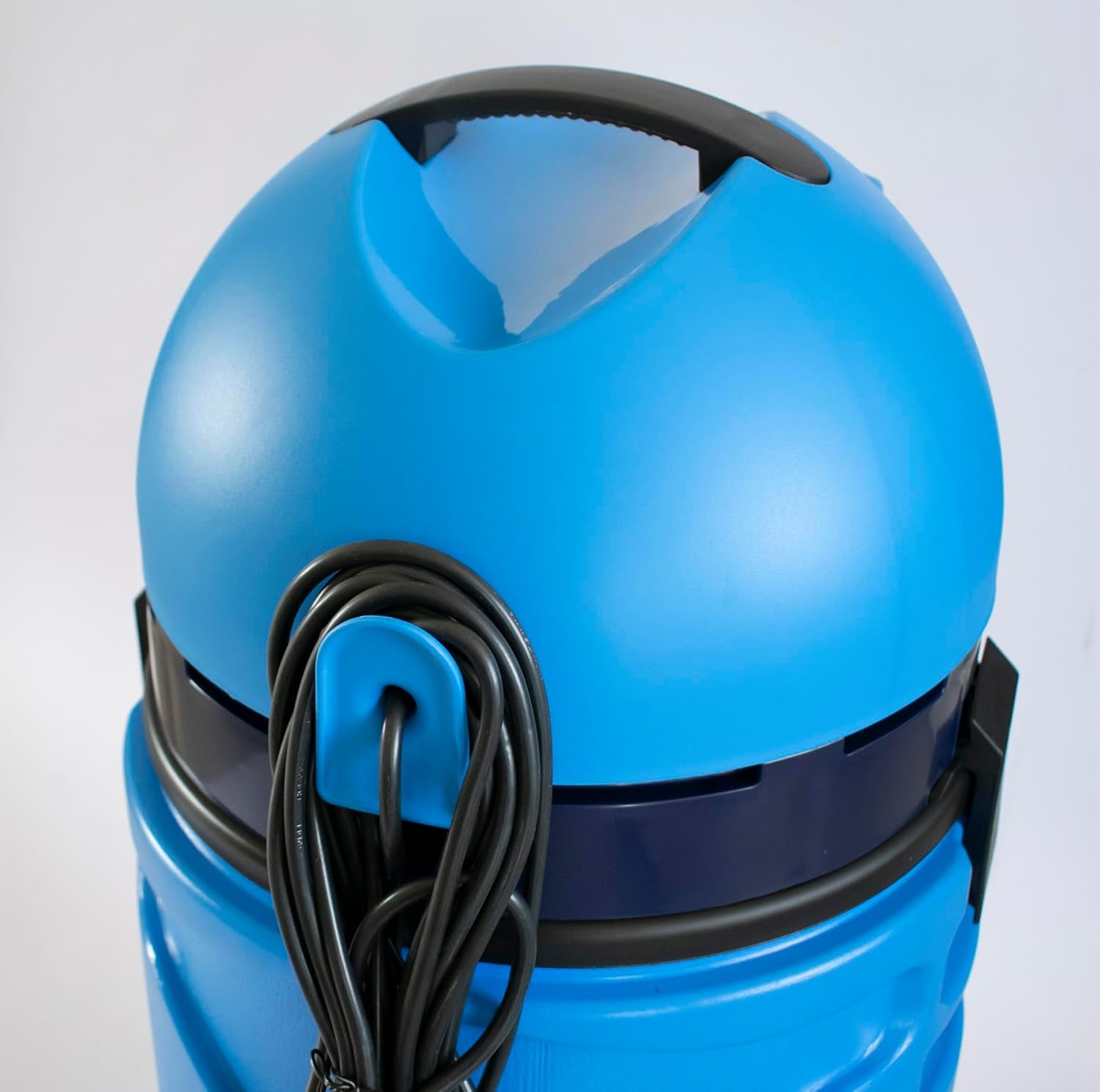 Aspirateur de piscine LAVOR SWIMMY, pour le nettoyage pratique de tous types de piscines. 1600 watts max, 27 kPa, 70 l/s, réservoir de 35 litres