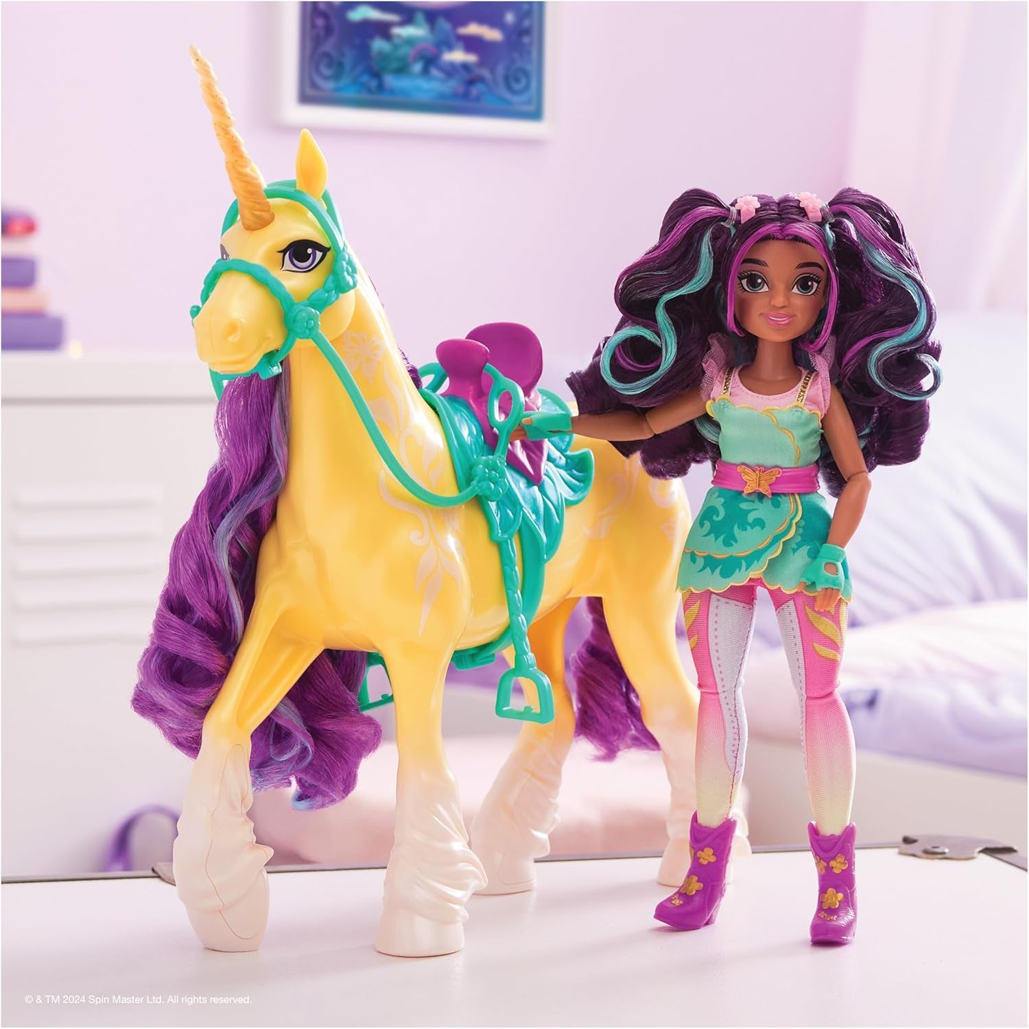 Unicorn Academy Ankleidepuppe Ava - la poupée originale pour la série Netflix fidèle, 24 cm de gros et avec 7 accessoires pour un jeu de rôle fantastique, pour les enfants de 4 ans