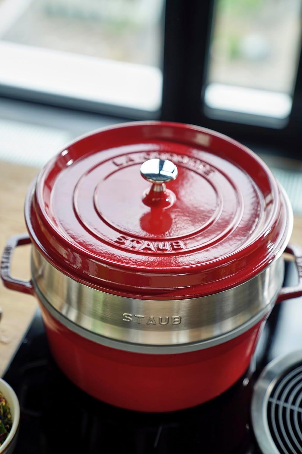 STAUB Gusseisen Bräter/Cocotte, Mit Dämpfeinsatz Aus Edelstahl, Rund 26 Cm, 5.2 L, Aromaregen Funktion Für Optimale Befeuchtung, Für Alle Herdarten Inkl. Induktion & Backofen, Kirschrot, Rot Moules et plaques pour pâtisserie Naty Shop