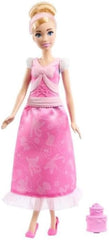 Poupée mannequin Mattel Disney Princess Toys Cendrillon avec 2 tenues, 9 accessoires, 2 hauts avec clips et 2 jupes. Histoires 2 en 1 inspirées du film Disney, JCR95
