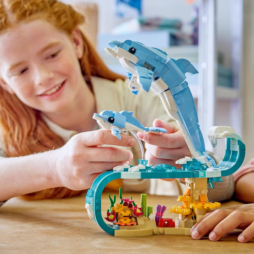 LEGO Creator 3-in-1-Set Meerestiere: Wunderschöne Delfine - Tierfiguren - Set mit 3 Optionen: Delfine, Seepferdchen & Krabbe - Spielzeug für Kinder ab 9 Jahren - Geschenk für Mädchen & Jungen - 31385