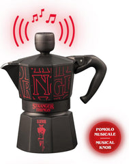 Bialetti Moka Express Stranger Things Cafetière 3 tasses, Bouton musique avec fonction de chargement USB-C, Ne convient pas aux plaques à induction, 3 tasses (130 ml), Noir