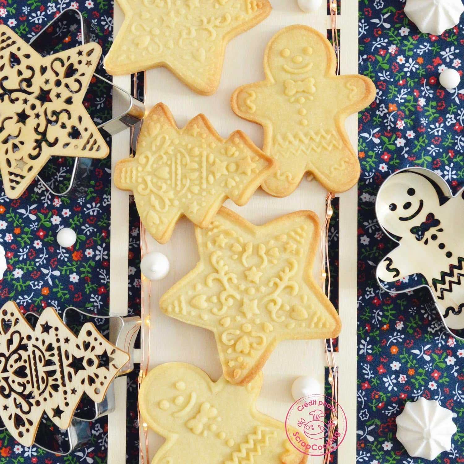 SCRAP COOKING 2093 Set de pâtisserie avec coupe-chat en acier inoxydable et gaufrier en bois adapté au contact alimentaire de Noël