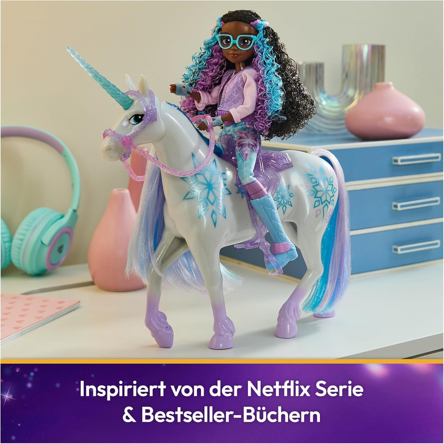 Unicorn Academy Unicorn Glacier - 28 cm înălțime, unicorn original din serialul Netflix al Laylei, cu coamă și coadă reale, frâu și șa detașabile și perie, pentru copii cu vârsta de 4 ani și peste