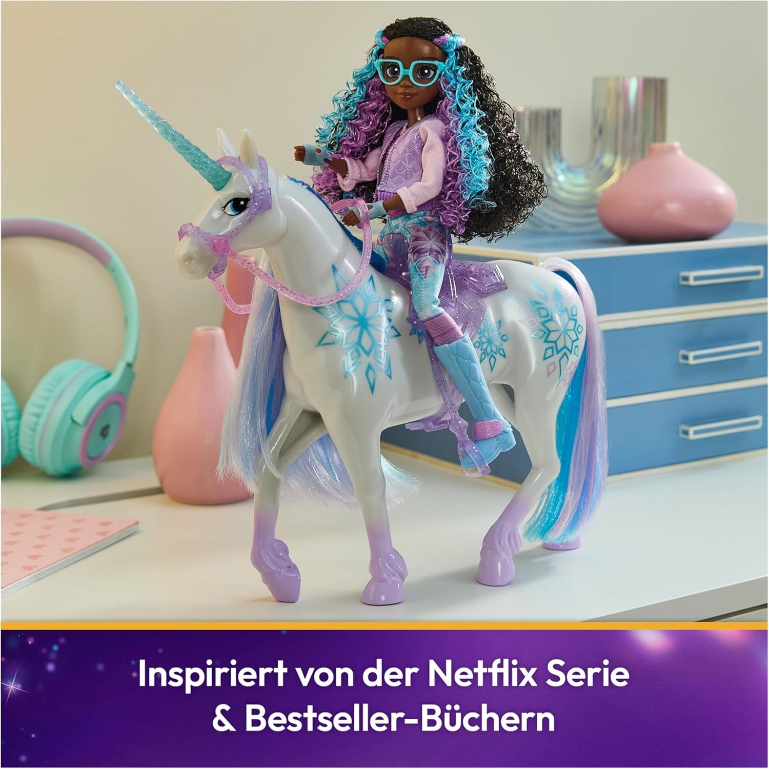 Unicorn Academy Einhorn Glacier - 28 cm groß, Original-Einhorn von Layla zur Netflix-Serie, mit echter Mähne und Schweif, abnehmbarem Zaumzeug und Sattel sowie Bürste, für Kinder ab 4 Jahren