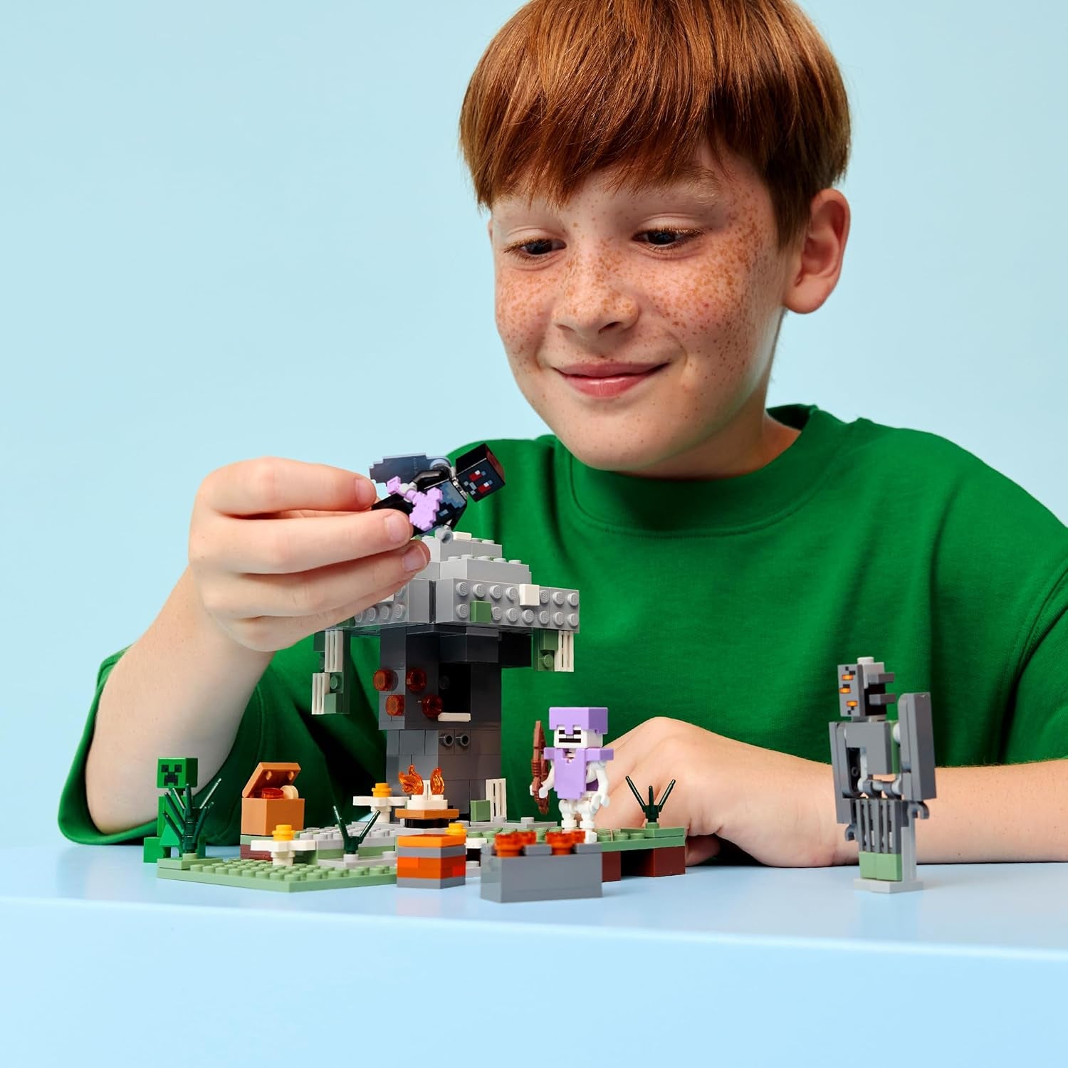 LEGO Minecraft Blasser Garden - Jeux créatifs pour enfants - Jeux pour jeunes et filles à partir de 7 ans - avec figurines Minecraft - Mottenmann, Creeper, Skelet et Knarz - Jeu - 21586