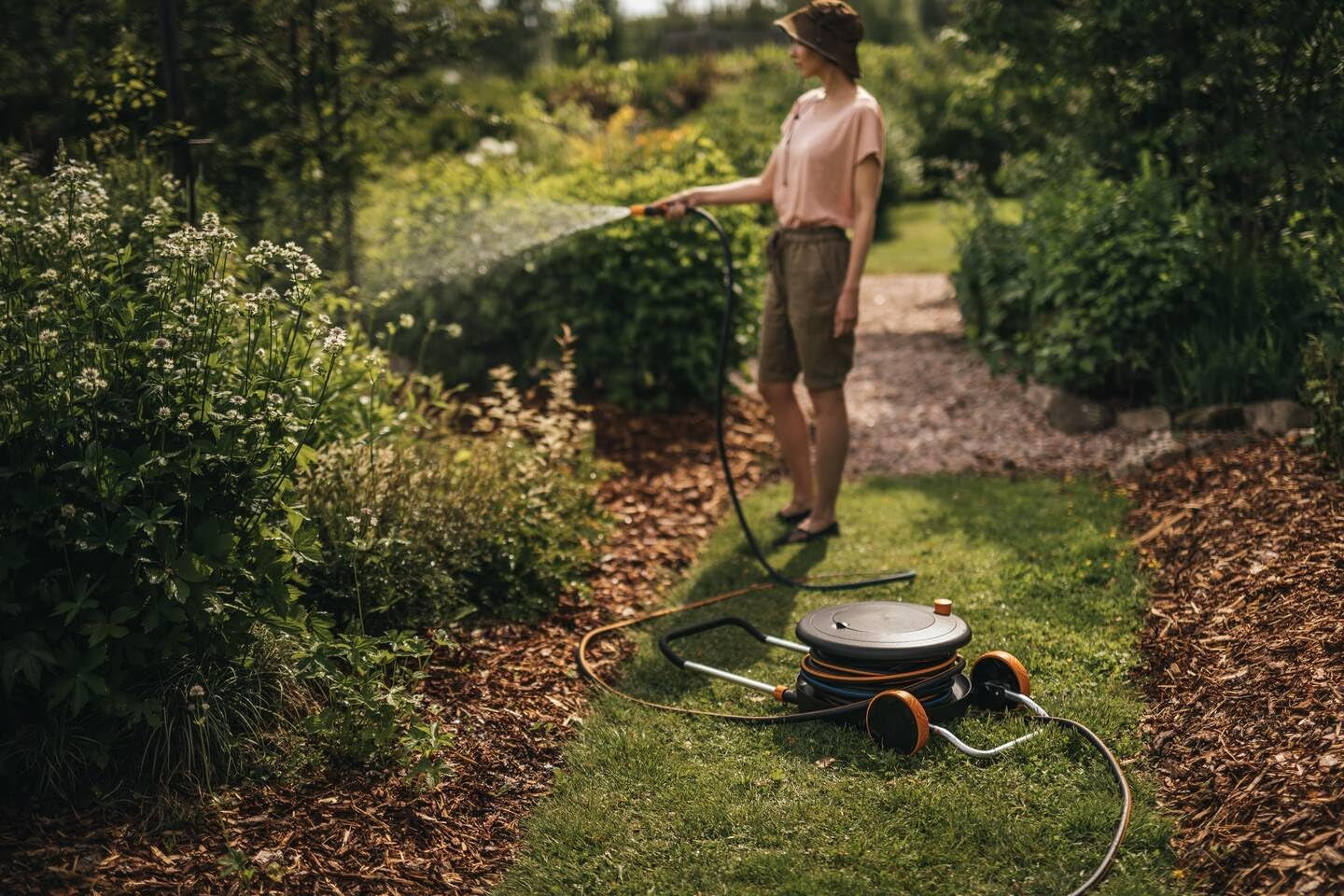 Roue hydraulique Fiskars Comfort L avec roulettes, kit d'arrosage tout compris, portée totale de 31,5 m, enroulement automatique, tuyau d'arrosage universel (Ø 13 mm), raccord de robinet universel, 1071670