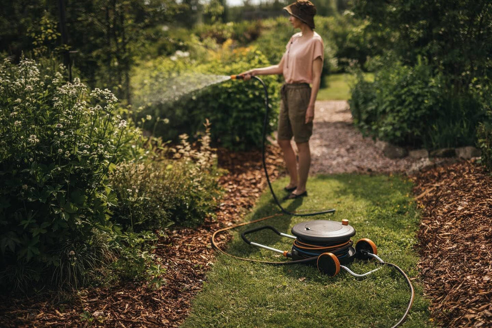 Roue hydraulique Fiskars Comfort L avec roulettes, kit d'arrosage tout compris, portée totale de 31,5 m, enroulement automatique, tuyau d'arrosage universel (Ø 13 mm), raccord de robinet universel, 1071670