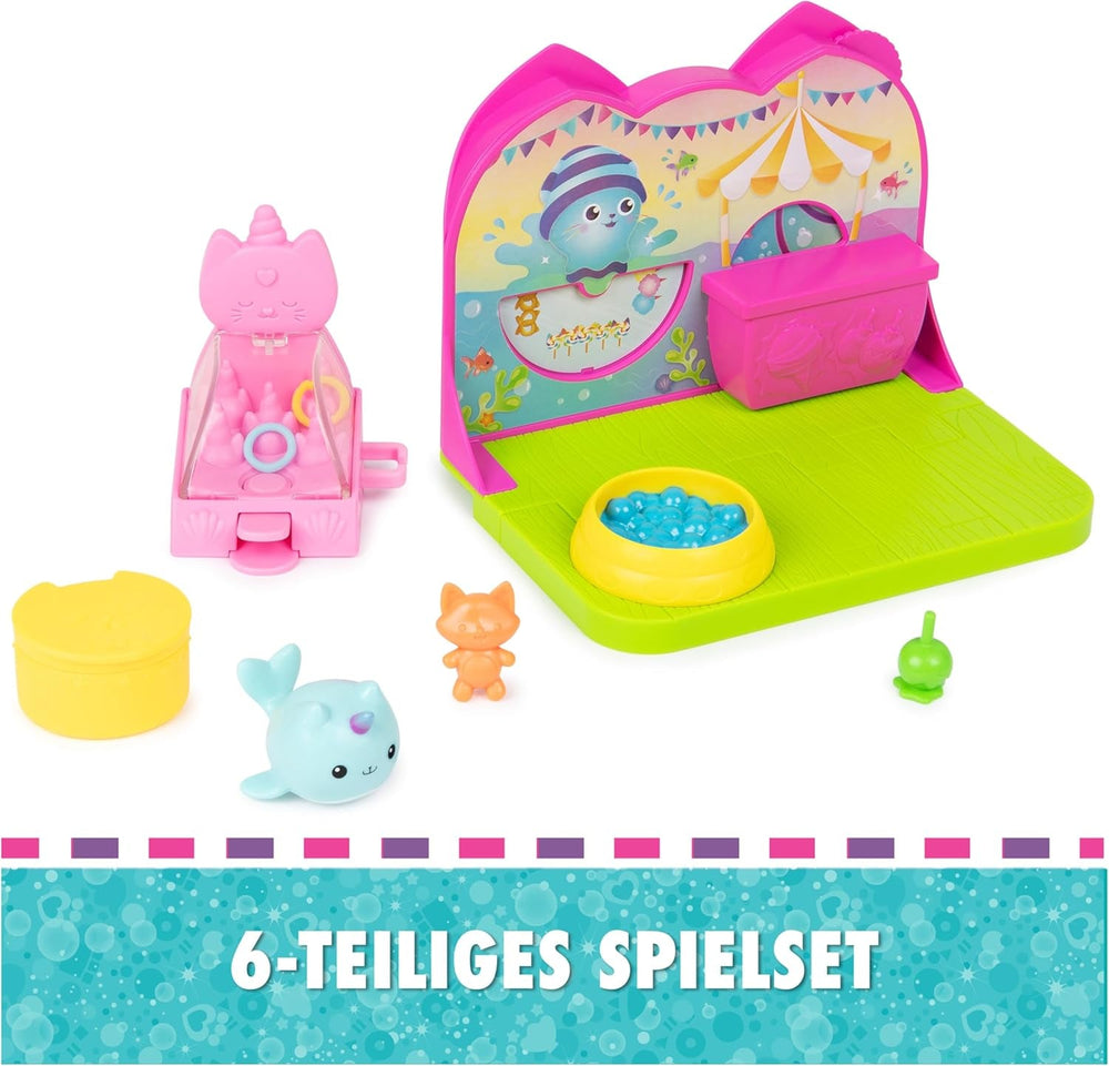 DREAMWORKS GABBY'S DOLLHOUSE - Deluxe Room Spielset,Fest-Raum mit Kätzchen Narwal (engl. Kitty Narwhale), Möbelstücken und thematischem Zubehör, ab 3 Jahren