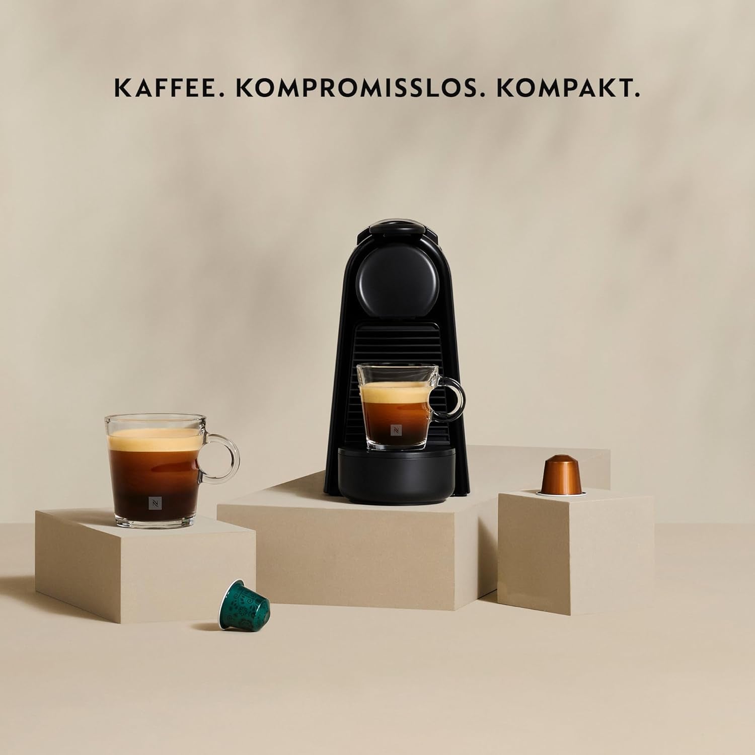Machine à expresso avec capsules Nespresso De'Longhi Essenza Mini, noir | Pression de la pompe 19 bars | Réservoir d'eau 0,6 l | Pour expresso et poumon | Petite machine à expresso – De bons moments café | EN85.B