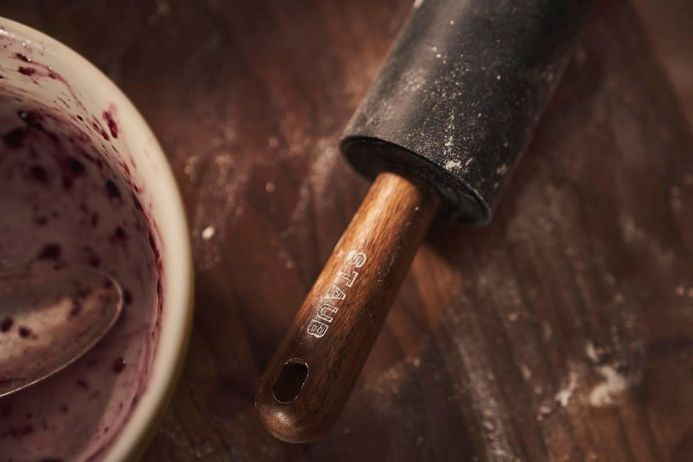 Rouleau à pâtisserie STAUB, Longueur : 45 cm, Largeur de rouleau : 26 cm, Silicone noir sans BPA et bois d'acacia, Manche ergonomique, Noir et marron