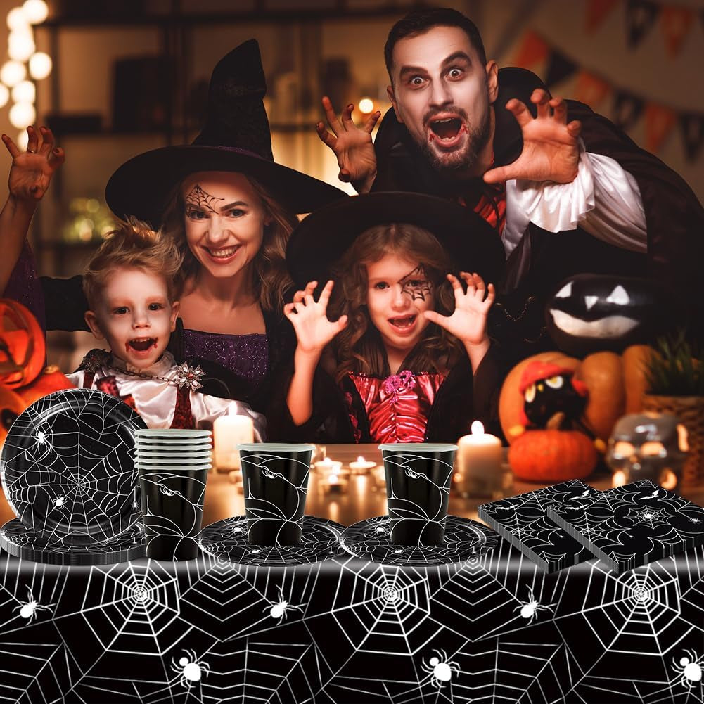 Ensemble de couverts en papier Halloween Spider de 49 pièces comprenant des assiettes, des serviettes, des verres et une nappe. Vaisselle noire avec assiettes à dessert, serviettes et verres.