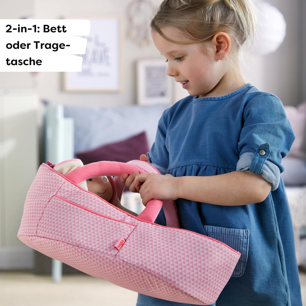 HABA Puppentragetasche Rosarot – Puppenzubehör für Babypuppen & Stoffpuppen, Tragetasche & Puppenbett mit Decke, Spielzeug ab 18 Monaten – 1305072001