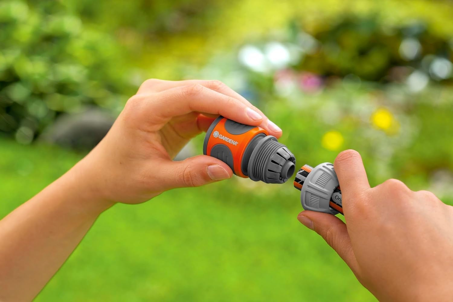 Raccord de tuyau Gardena 13 mm (1/2") et 15 mm (5/8") : connecteur enfichable pour extrémité de tuyau, évidements pour le serrage, montage facile, dans une boîte (18215-20)