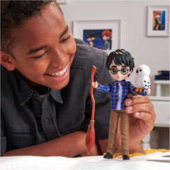 Wizarding World Harry Potter - Ensemble de jouets avec poupée Harry Potter plus grande de 20,3 cm, y compris Besen, Tarnumhang et autres accessoires