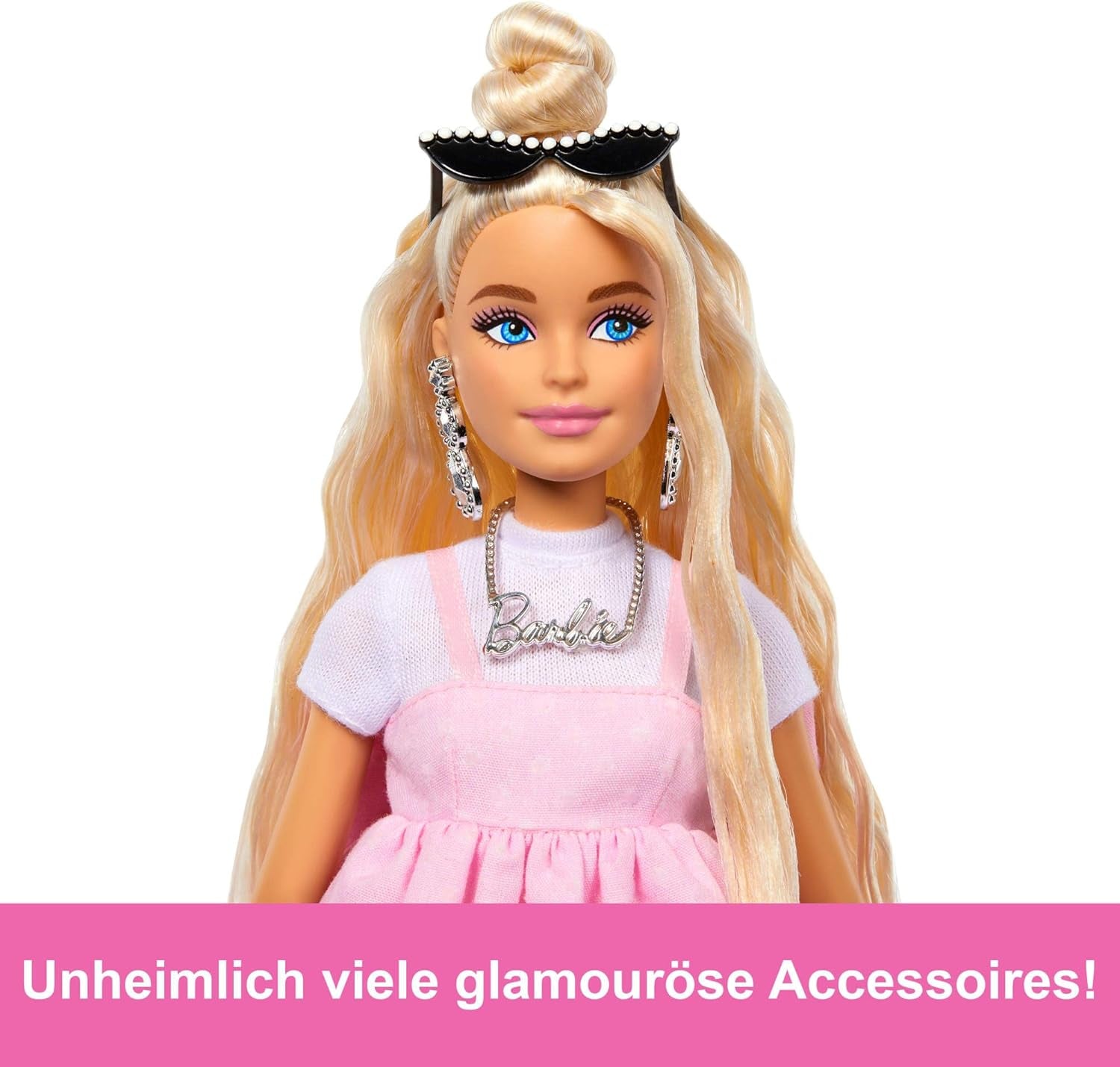 Păpușă Barbie Deluxe Style nr. 3 cu ținută Barbiecore, păr blond în coc înalt, rochie roz pastel cu fundiță supradimensionată și accesorii precum colanți Fishnet, HYV27 Papusi Naty Shop