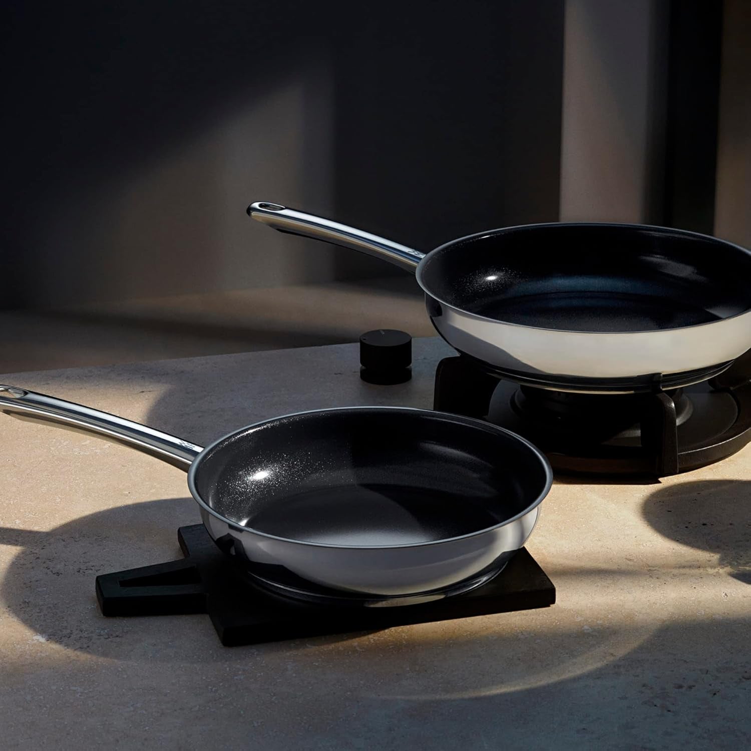 WMF Devil Set de poêles 2 pièces, poêle à induction 24, 28 cm, acier inoxydable Cromargan, revêtement céramique, allant au four Casseroles et poêles Naty Shop
