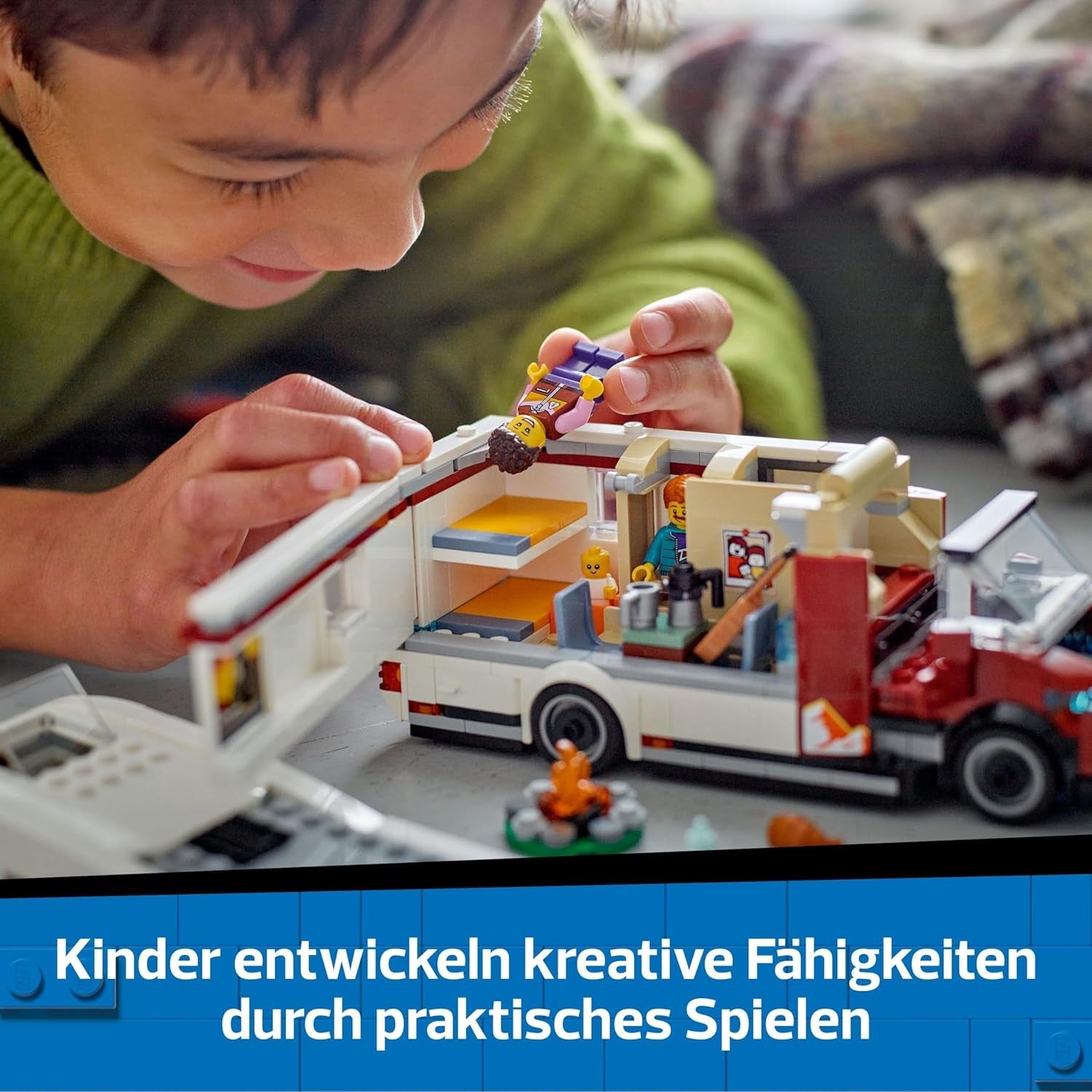 LEGO City Abenteuer-Wohnmobil - Wohnwagen Spielzeug für Jungen und Mädchen ab 6 Jahren - Inkl. 3 Minifiguren und Camping Zubehör - Geschenkidee zum Geburtstag und für die Feiertage 60454