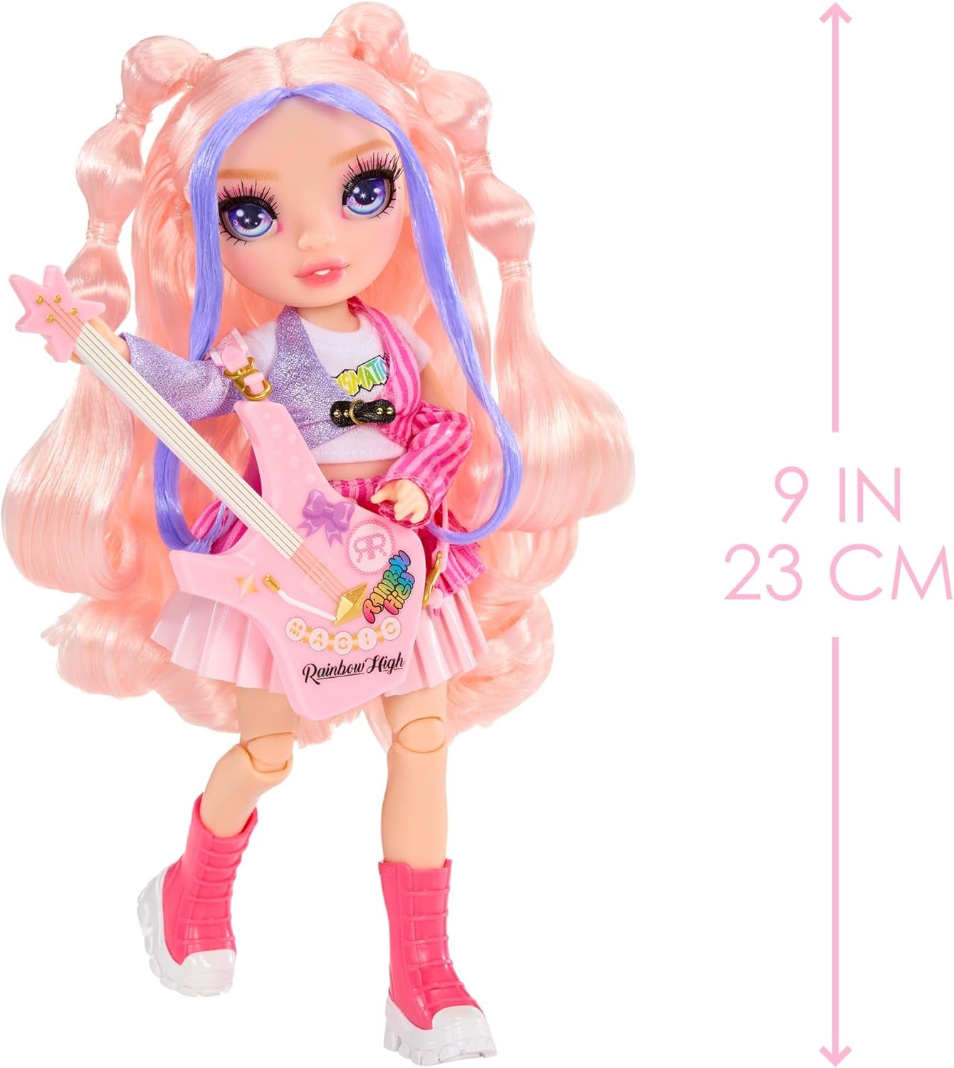 Rainbow High Junior High Rock Band - Bella, Pink - 23 cm Modepuppe mit Bassgitarre, Individuell mit Aufklebern Gestaltbar, Beweglich, Süßes Spielzeug für Kinder ab 4 Jahren