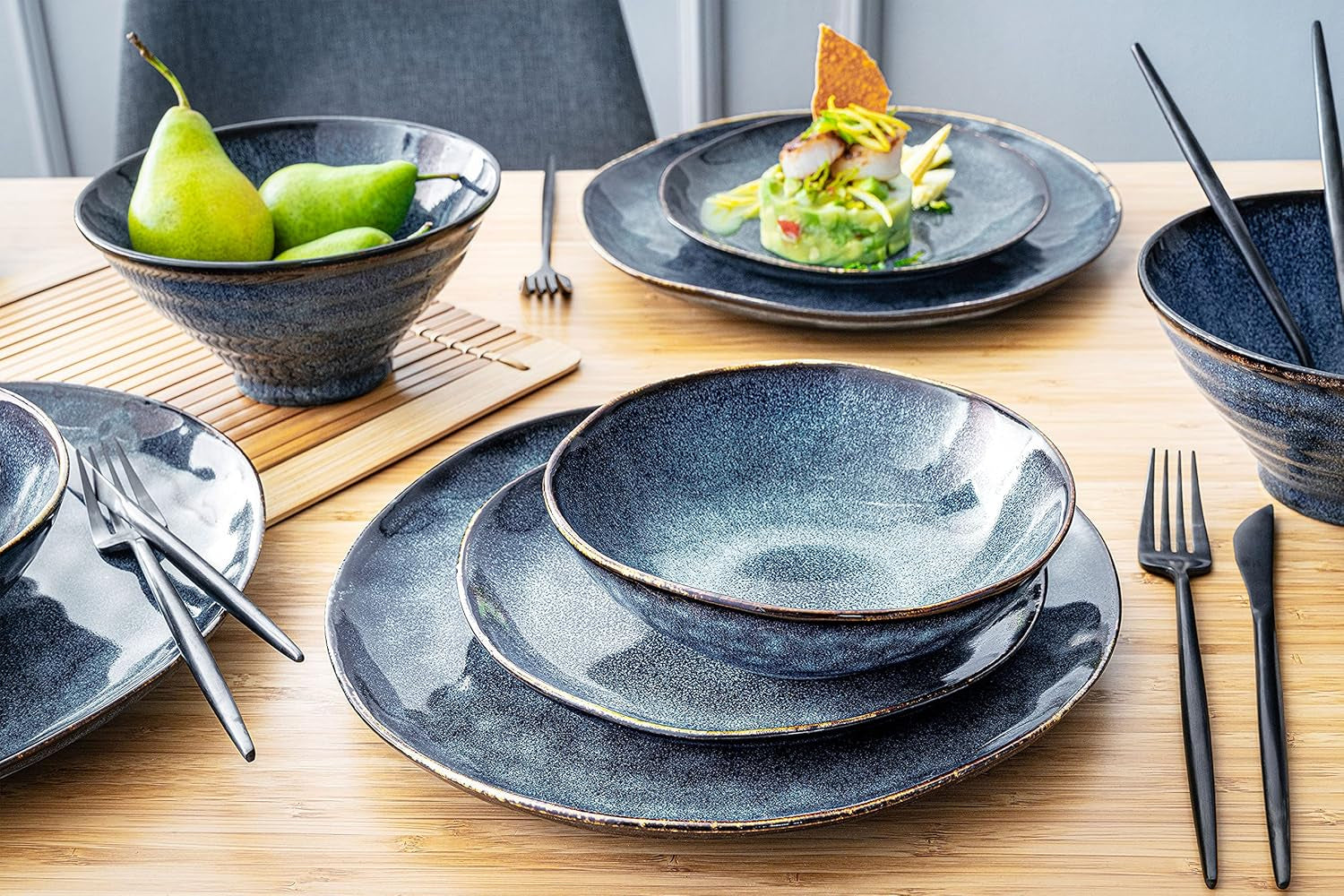 SANGER | Service de table Tokyo Service de table 12 pièces en grès pour 4 personnes comprenant des assiettes plates, des assiettes à dessert et des bols, bleu foncé avec des accents noirs | LA COLLECTION PREMIUM