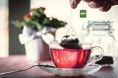 LOYD - Ceai de fructe cu coacăze negre și fructe de soc - 20 pliculețe piramidale - Amestec de flori de soc, frunze de mure cu suc de coacăze negre - Gust dulce și intens - 40 g