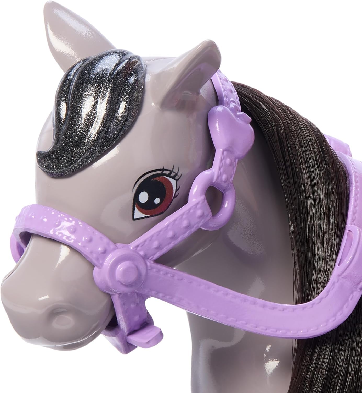 Poupée Barbie Chelsea et Poney et poneys - Montez pendant le jeu pour vous asseoir en toute sécurité sur un cheval, une selle et des bâtons roses, comprend un casque et une jolie robe à carreaux, 3 ans et plus, HTK29 Naty Shop Dolls