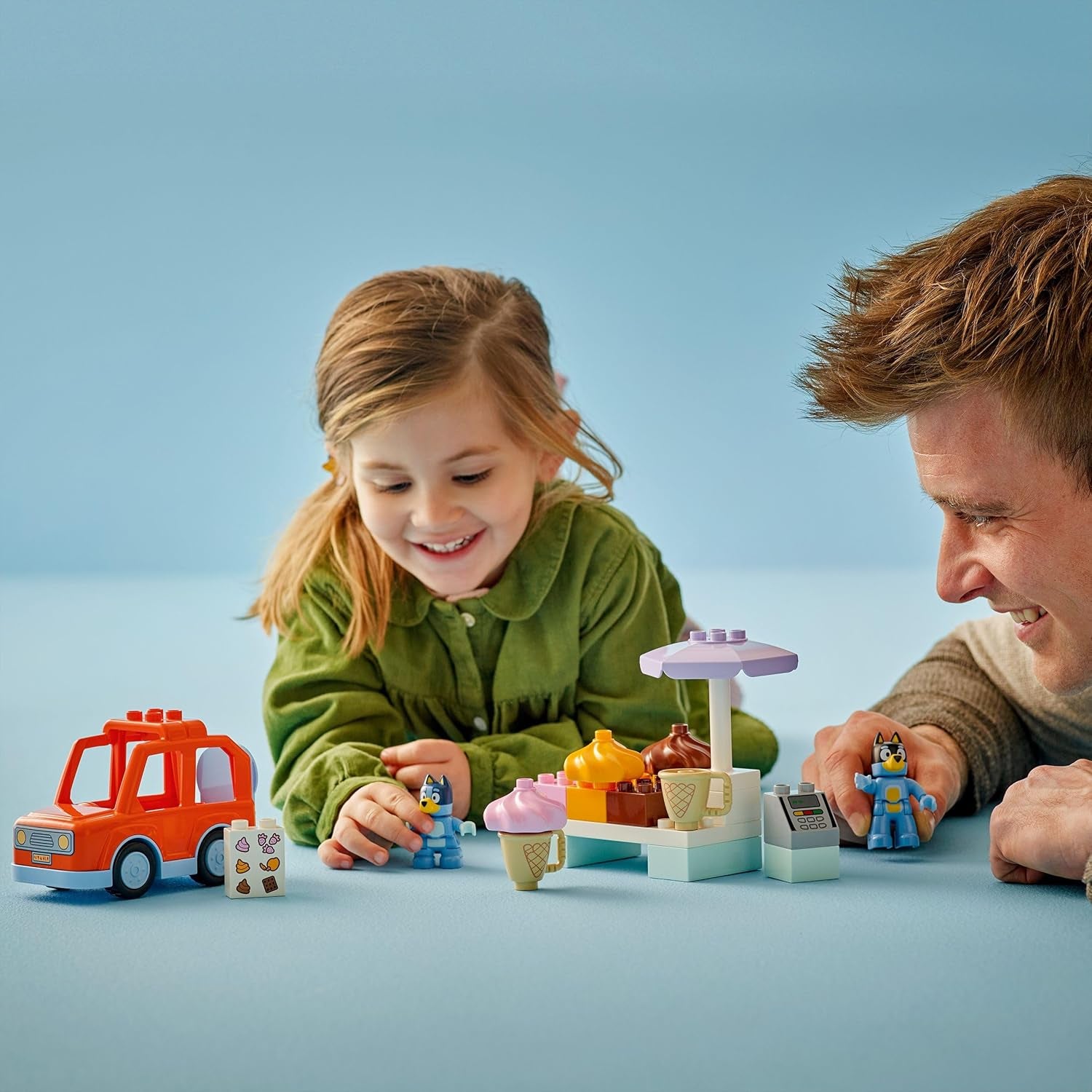 LEGO DUPLO Bluey : Transporter les enfants avec Bluey - Jeu de jeu pour petits enfants - Avec voiture de jeu et 2 figurines - Jeux pour enfants et jeunes à partir de 2 ans - 10458