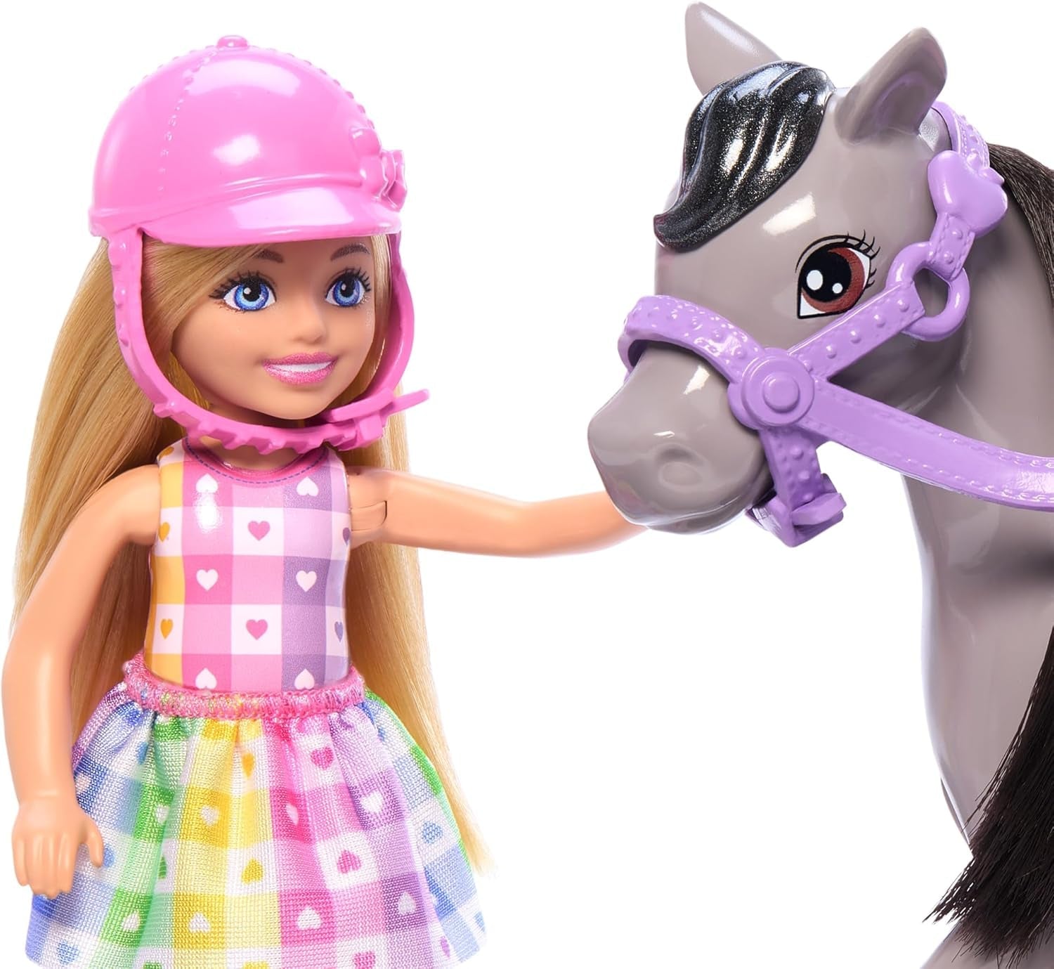 Poupée Barbie Chelsea et Poney et poneys - Montez pendant le jeu pour vous asseoir en toute sécurité sur un cheval, une selle et des bâtons roses, comprend un casque et une jolie robe à carreaux, 3 ans et plus, HTK29 Naty Shop Dolls