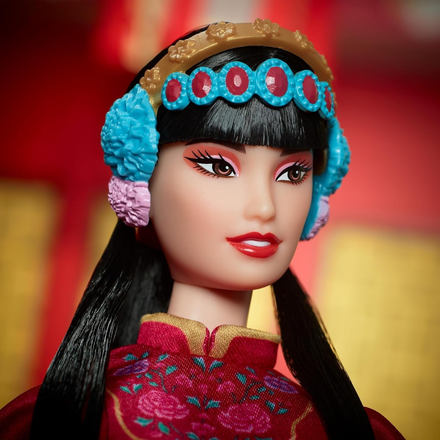 BARBIE Lunar New Year Barbie Puppe - Traditionelles Kleid in glücksbringendem Rot mit Pfingstrosenmuster, cyanblaue Schuhe mit pinken Troddeln, inspiriert von der Peking-Oper, HRM57
