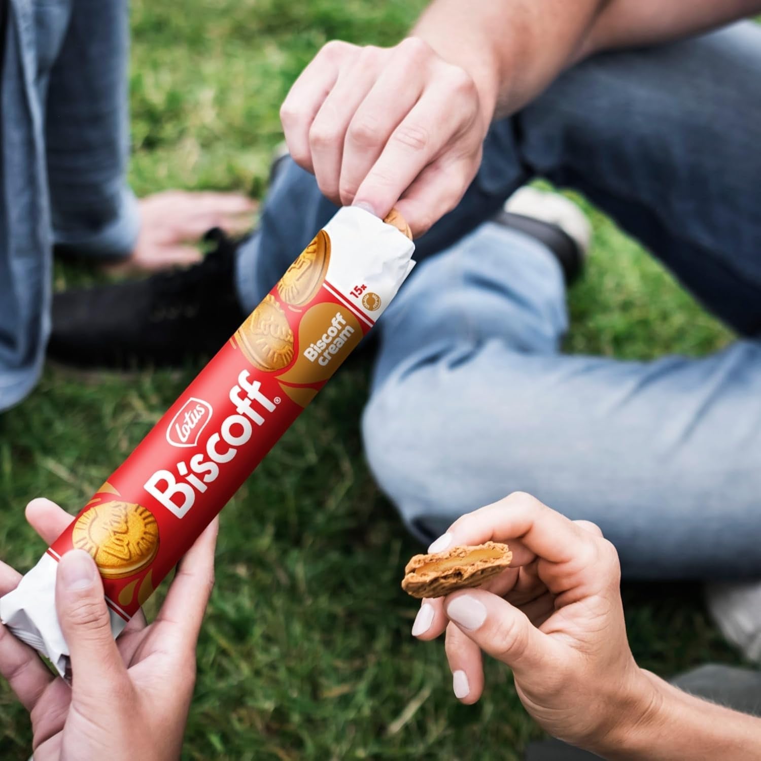 Biscoff Lotus | Biscuits sandwich jumeaux fourrés à la crème de biscoff | 15 biscuits sandwich par paquet | Uniquement des ingrédients naturels | Végétaliens | Sans colorants ni arômes ajoutés | 9x150g | 1,35kg