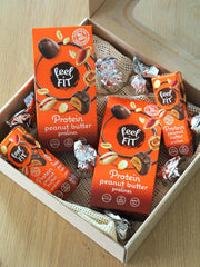 Pralines protéinées au beurre de cacahuète Feel FIT dans du chocolat au lait de haute qualité, sans sucre ajouté, 17 % de protéines, sans gluten 66 g (1 paquet)