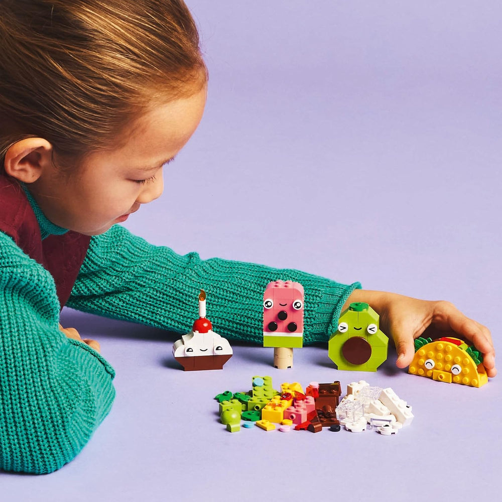 LEGO Classic Creative Snack Bauspaß, Spielzeug mit Essen für fantasievolle Rolenspiele, Bauset for Jungen and Mädchen ab 4 ans, Cupcake, Avocado, EIS am Stiel und Taco 11039