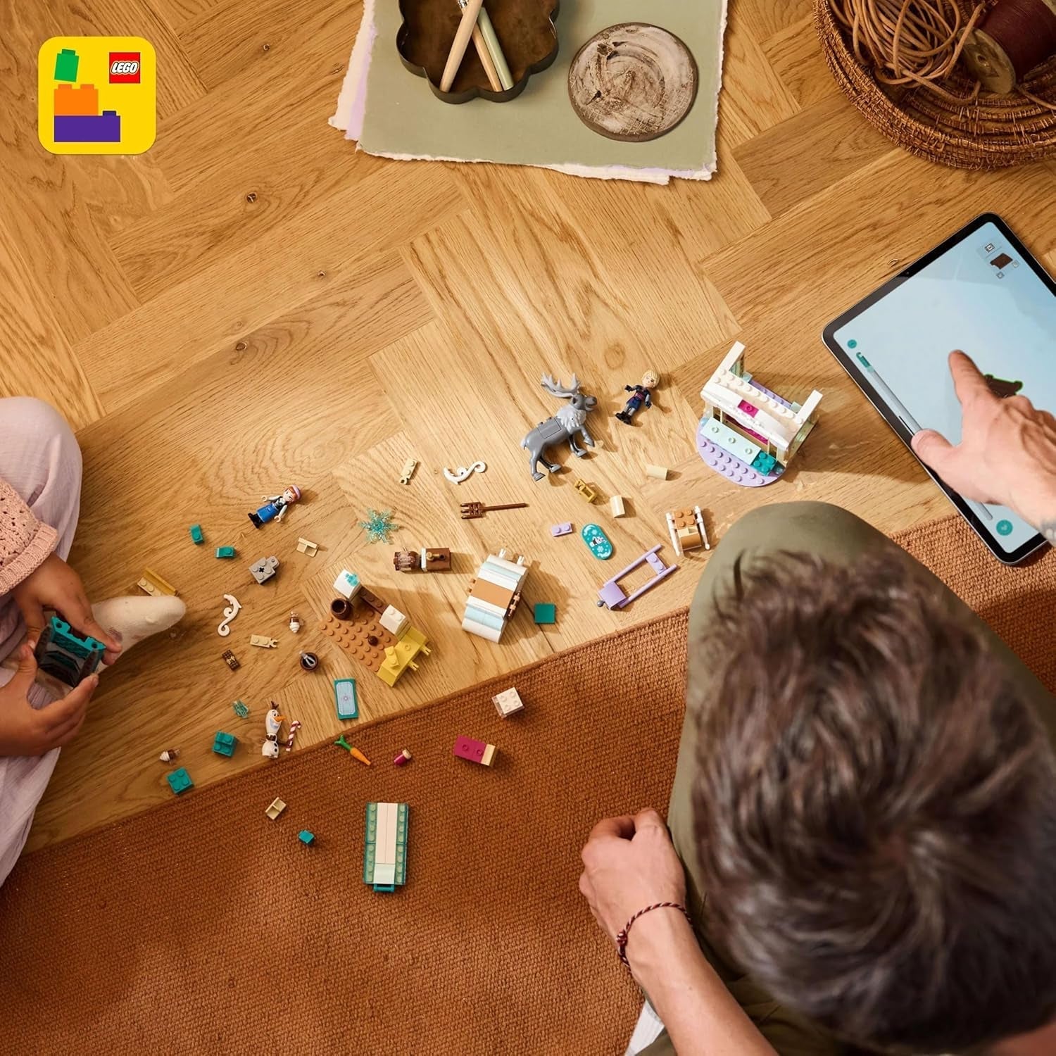 LEGO Ç€ Disney La Reine des neiges : l'aventure en traîneau d'Anna, jouet de construction et coffret de jeu fantastique, support en chocolat avec mini-poupées Anna, Kristoff, Olaf et Sven, jouet princesse pour filles à partir de 4 ans 43256 Ensembles de construction Besuche den LEGO-Store