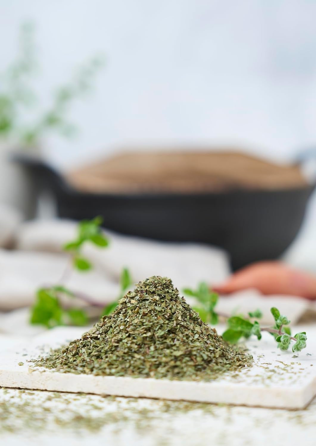 Fuchs Gewürze - Marjolaine gerebelt - zum Würzen von Kartoffelgerichten, Fleischgerichten oder Eintöpfen - ingrédients naturels - 10 g dans une dose wiederverwendbarer, recyclebarer