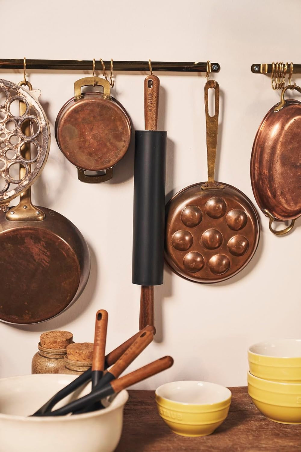 Rouleau à pâtisserie STAUB, Longueur : 45 cm, Largeur de rouleau : 26 cm, Silicone noir sans BPA et bois d'acacia, Manche ergonomique, Noir et marron