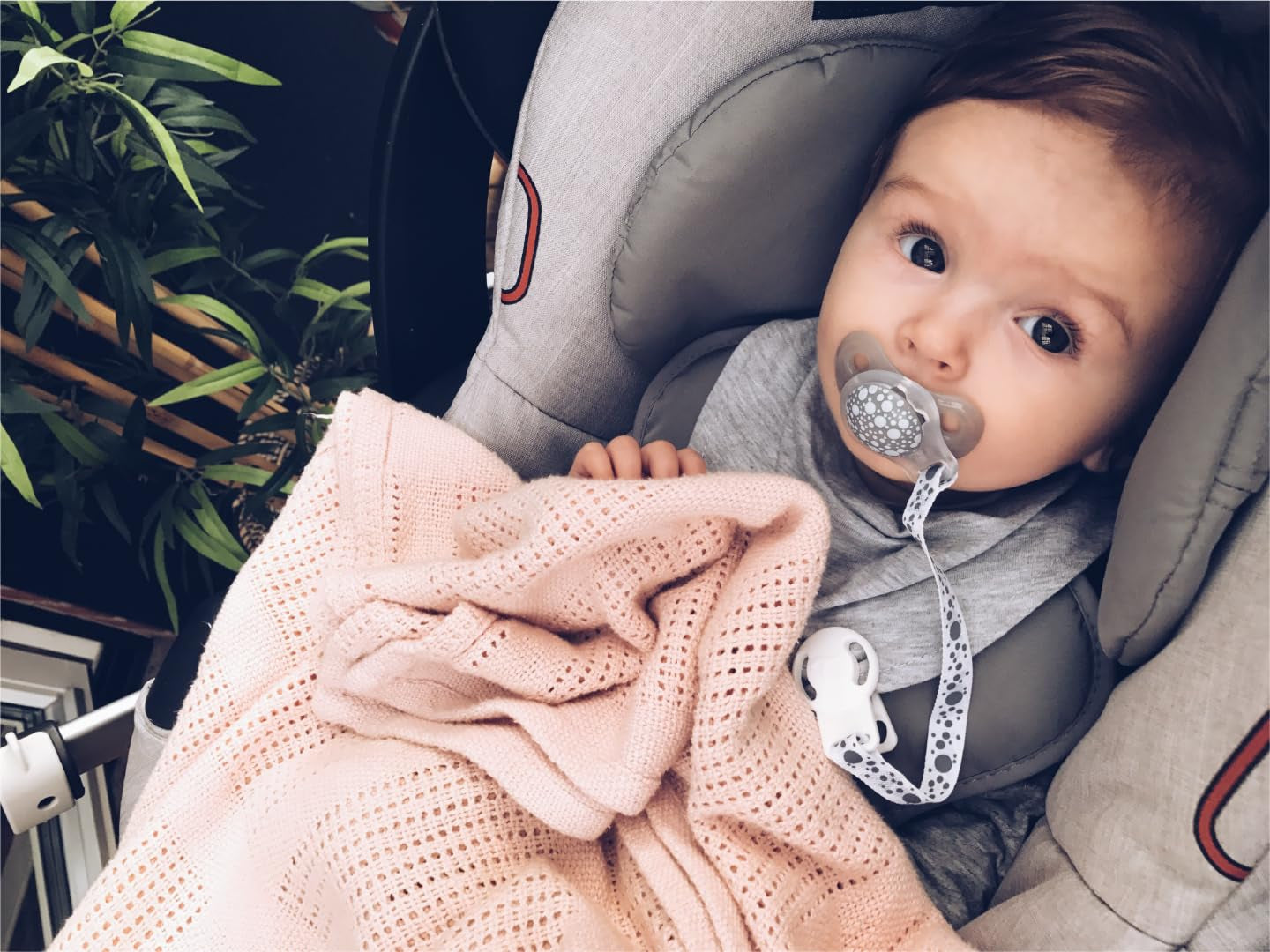 Sucettes pour bébé Twistshake – Paquet de 2 | Forme orthodontique | Ultra-léger | Tétine en silicone souple | Sans BPA | Convient aux bébés à partir de 6 mois | Gris-blanc