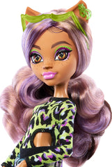 Poupée Monster High Scare Adise Island Clawdeen Wolf avec maillot de bain, bas de jogging et accessoires de plage tels que visière, bouteille d'eau et livre