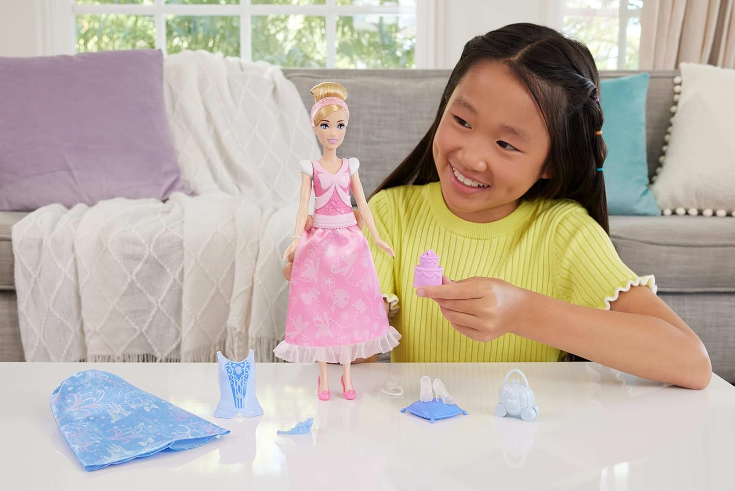 Mattel Disney-Princess-Spielzeuge, Cendrillon-Modepuppe avec 2 Looks, 9 Accessoires, 2 Oberteile zum Anklipsen et 2 Rocke. Jeux 2 en 1 inspirés du film Disney, JCR95