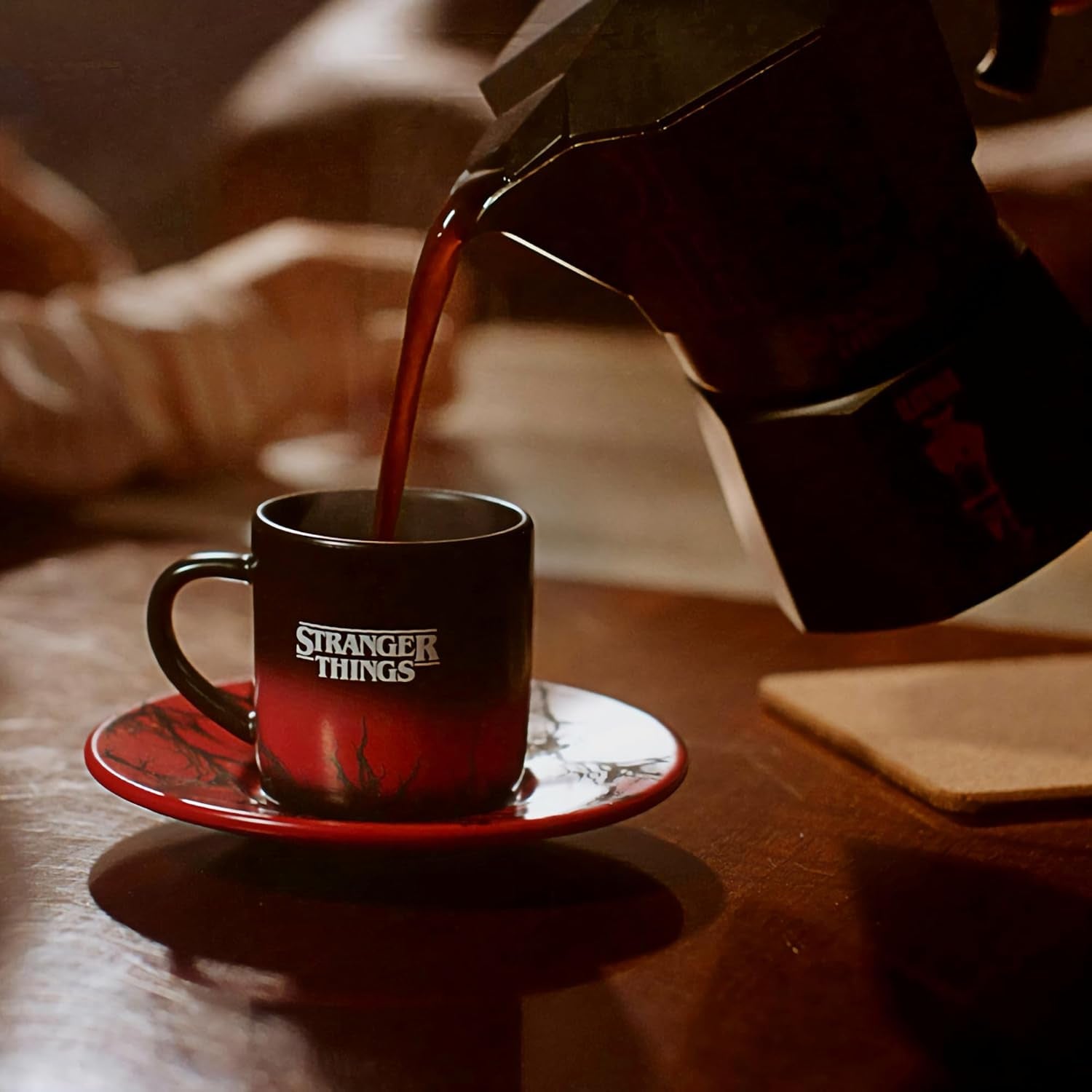 Bialetti Moka Express Stranger Things Cafetière 3 tasses, Bouton musique avec fonction de chargement USB-C, Ne convient pas aux plaques à induction, 3 tasses (130 ml), Noir